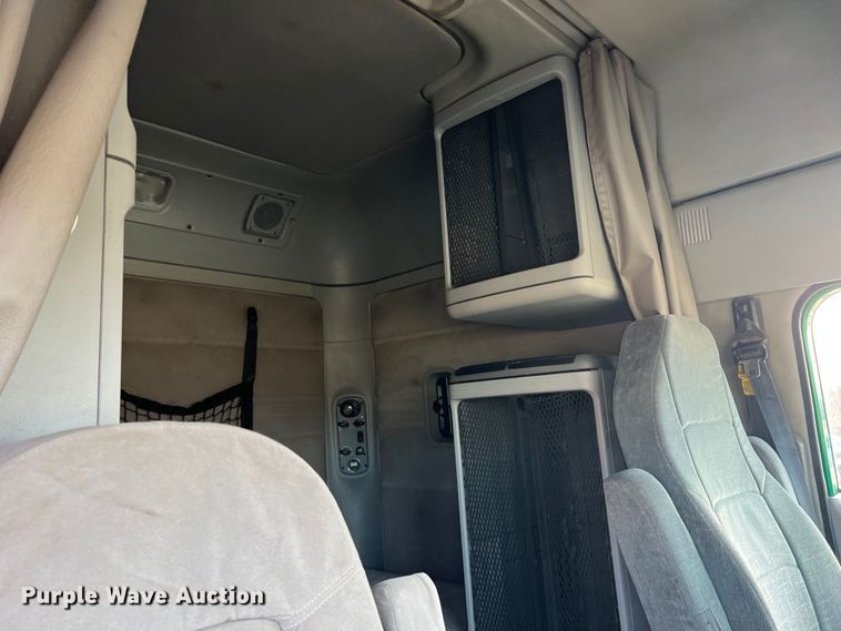 image for item DK7206 2007 Freightliner Columbia  semi truck