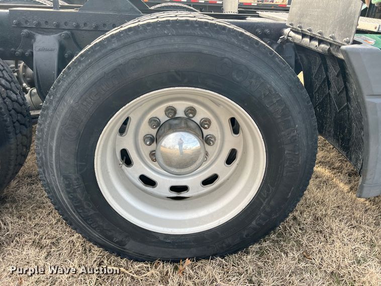 image for item DK7206 2007 Freightliner Columbia  semi truck