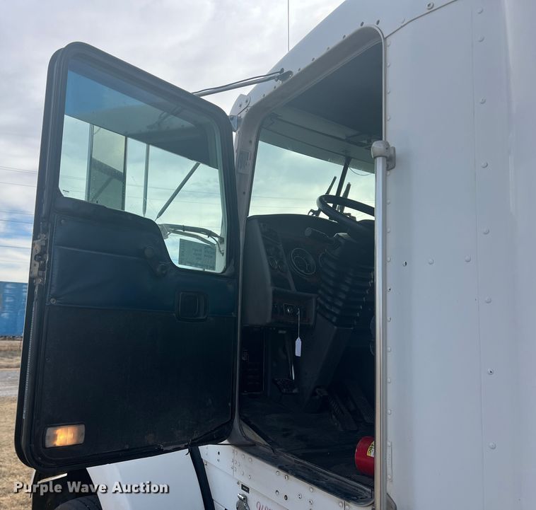 image for item DK7207 2006 Kenworth T800  semi truck