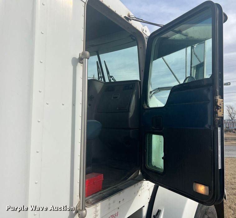 image for item DK7207 2006 Kenworth T800  semi truck