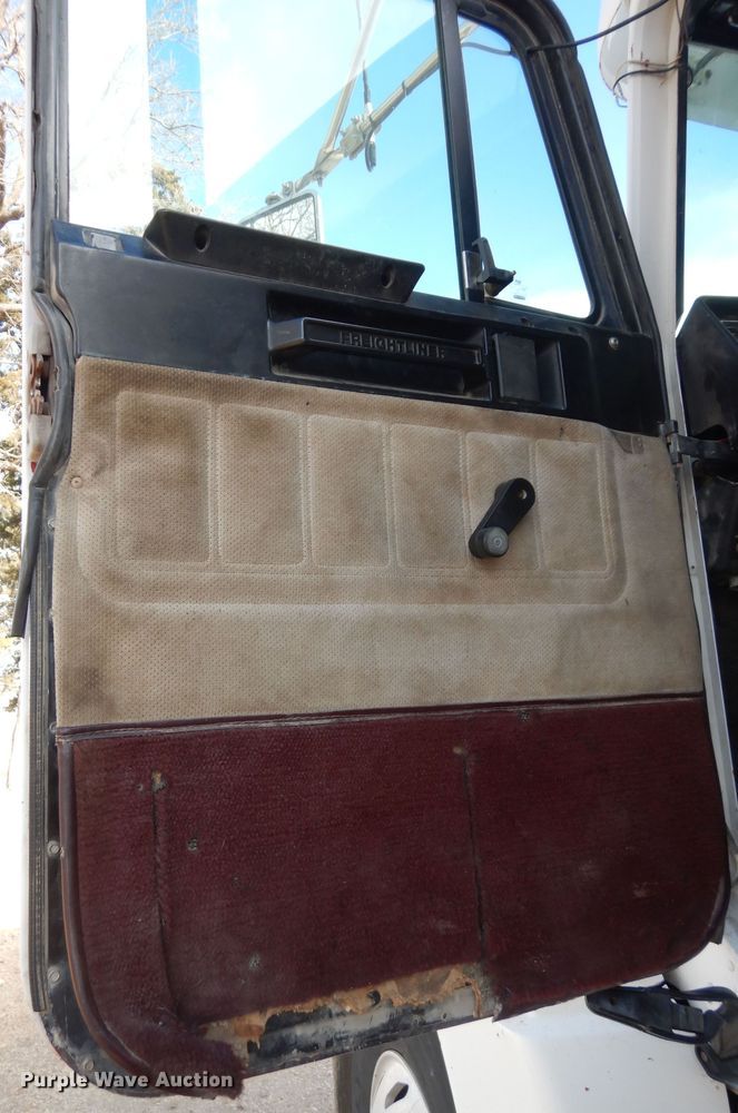 image for item DK7518 1997 Freightliner FLD  semi truck