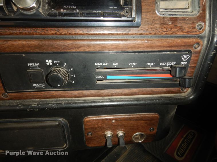 image for item DK7518 1997 Freightliner FLD  semi truck