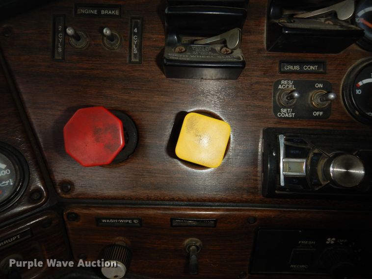 image for item DK7518 1997 Freightliner FLD  semi truck