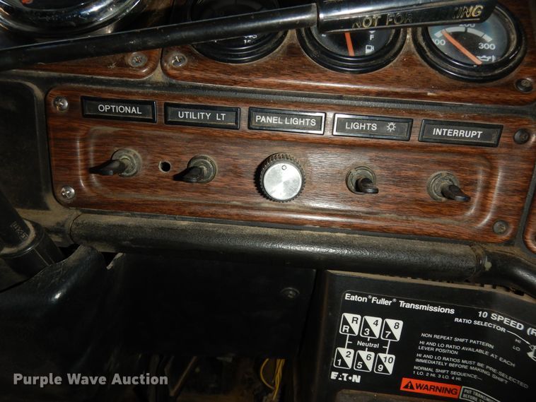 image for item DK7518 1997 Freightliner FLD  semi truck