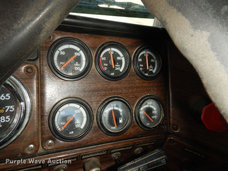 image for item DK7518 1997 Freightliner FLD  semi truck