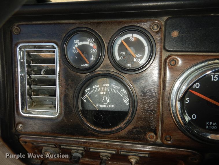 image for item DK7518 1997 Freightliner FLD  semi truck