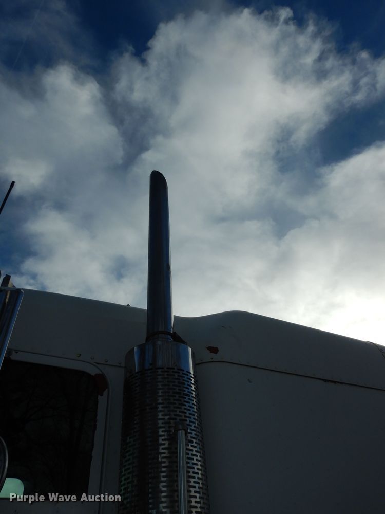 image for item DK7518 1997 Freightliner FLD  semi truck