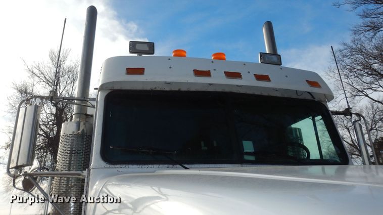 image for item DK7518 1997 Freightliner FLD  semi truck