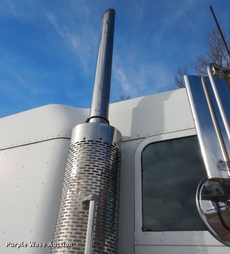 image for item DK7518 1997 Freightliner FLD  semi truck