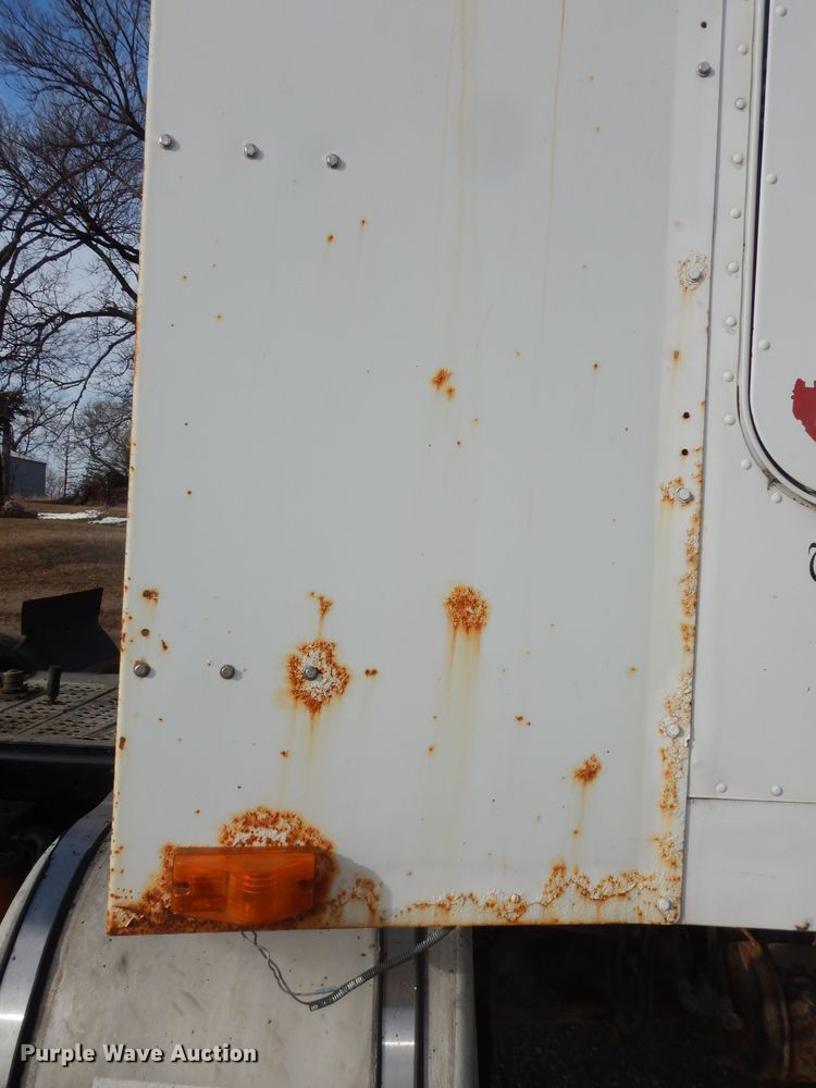 image for item DK7518 1997 Freightliner FLD  semi truck