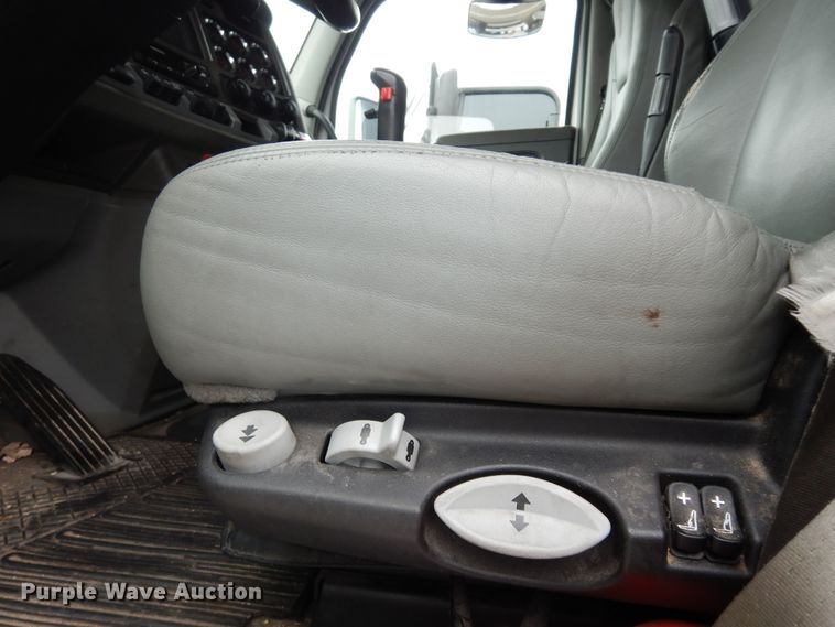 image for item DK7537 2019 Kenworth T680 semi truck