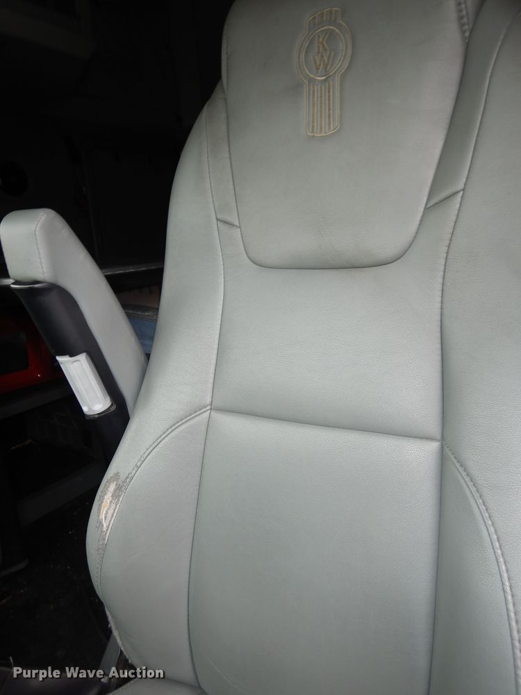 image for item DK7537 2019 Kenworth T680 semi truck