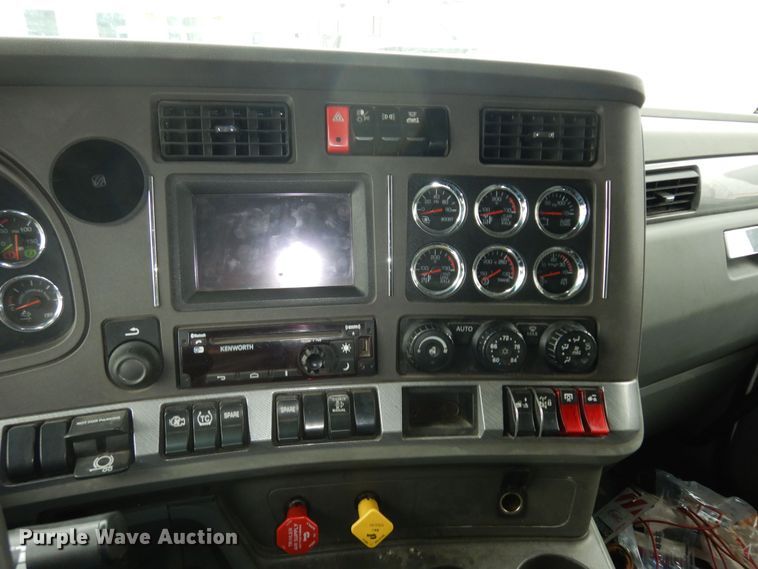 image for item DK7537 2019 Kenworth T680 semi truck