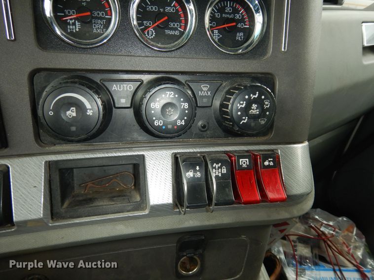 image for item DK7537 2019 Kenworth T680 semi truck