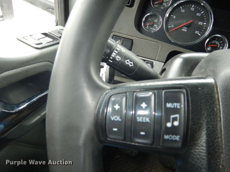 image for item DK7537 2019 Kenworth T680 semi truck