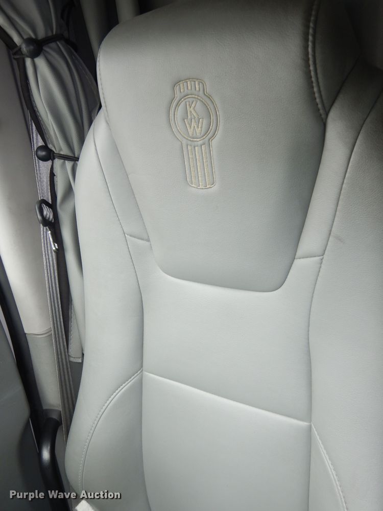 image for item DK7537 2019 Kenworth T680 semi truck