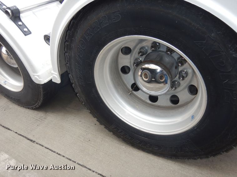 image for item DK7537 2019 Kenworth T680 semi truck