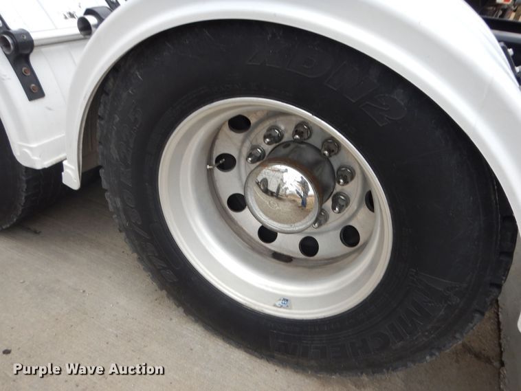 image for item DK7537 2019 Kenworth T680 semi truck