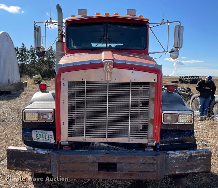 image for item DN4529 1997 Kenworth T800  semi truck