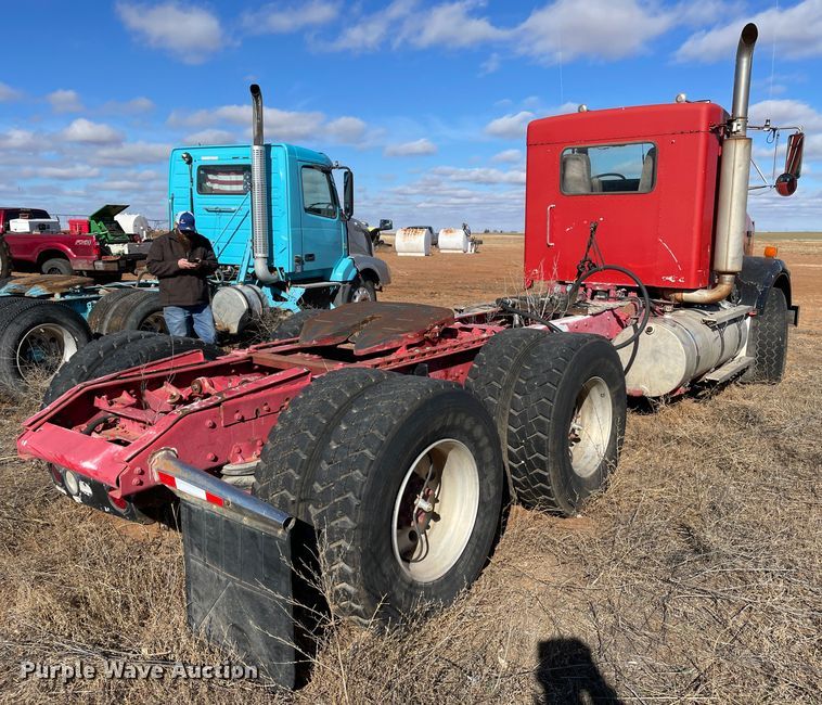 image for item DN4529 1997 Kenworth T800  semi truck