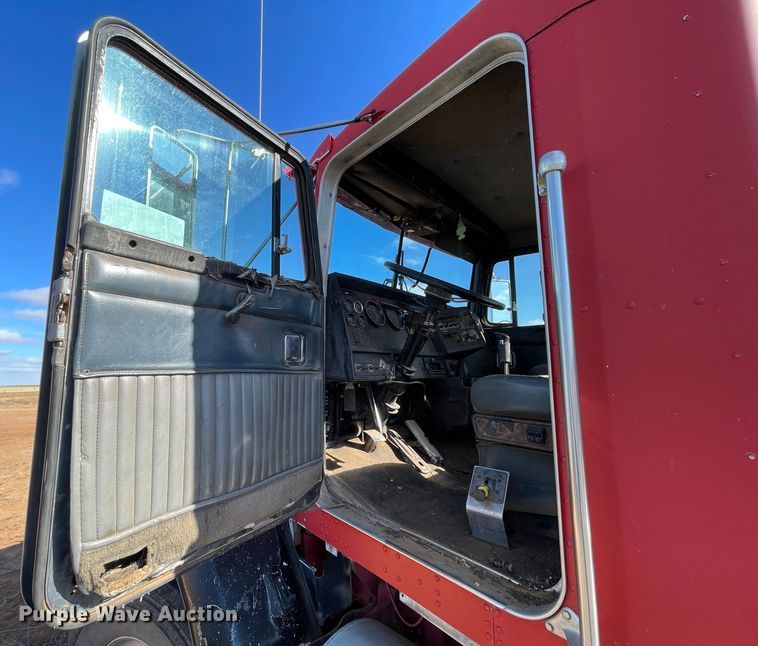 image for item DN4529 1997 Kenworth T800  semi truck