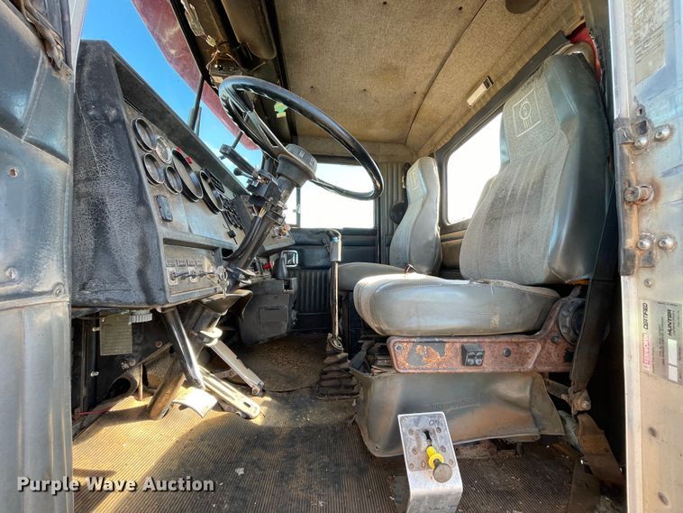 image for item DN4529 1997 Kenworth T800  semi truck