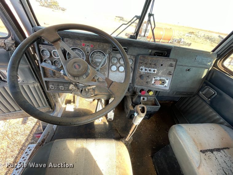 image for item DN4529 1997 Kenworth T800  semi truck