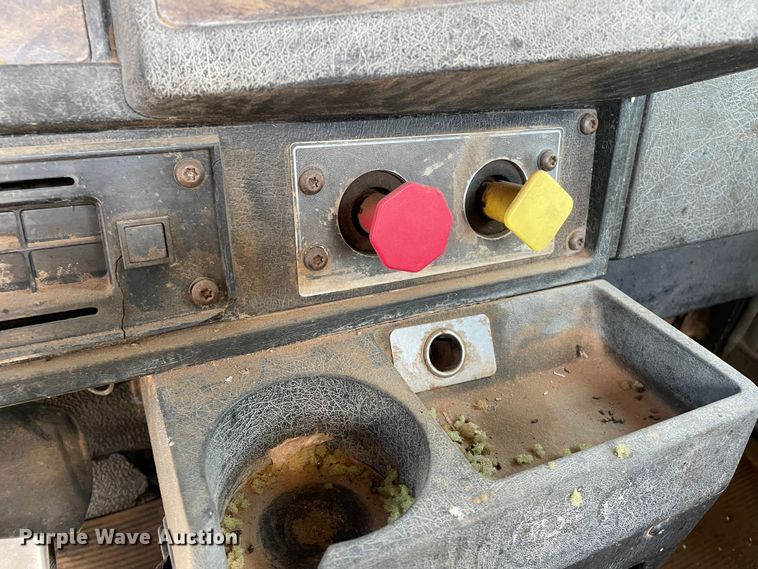 image for item DN4529 1997 Kenworth T800  semi truck