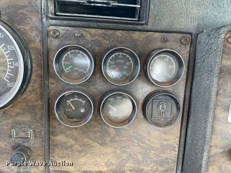 image for item DN4529 1997 Kenworth T800  semi truck