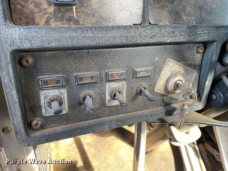 image for item DN4529 1997 Kenworth T800  semi truck