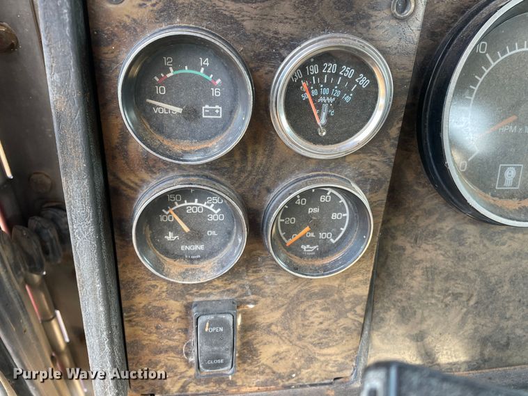 image for item DN4529 1997 Kenworth T800  semi truck