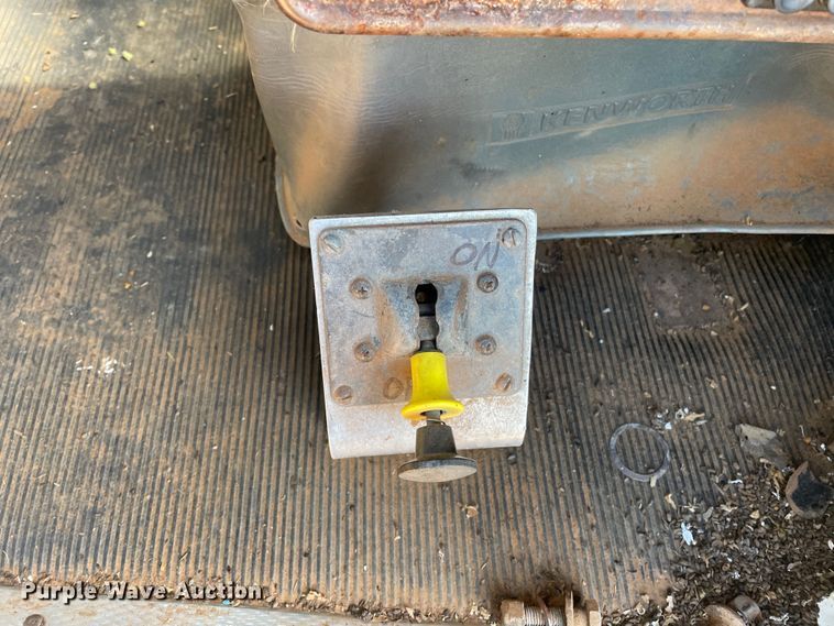 image for item DN4529 1997 Kenworth T800  semi truck