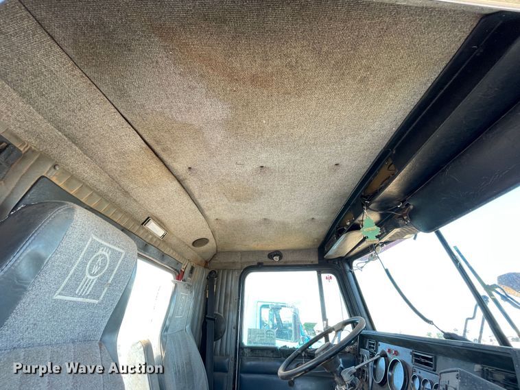 image for item DN4529 1997 Kenworth T800  semi truck