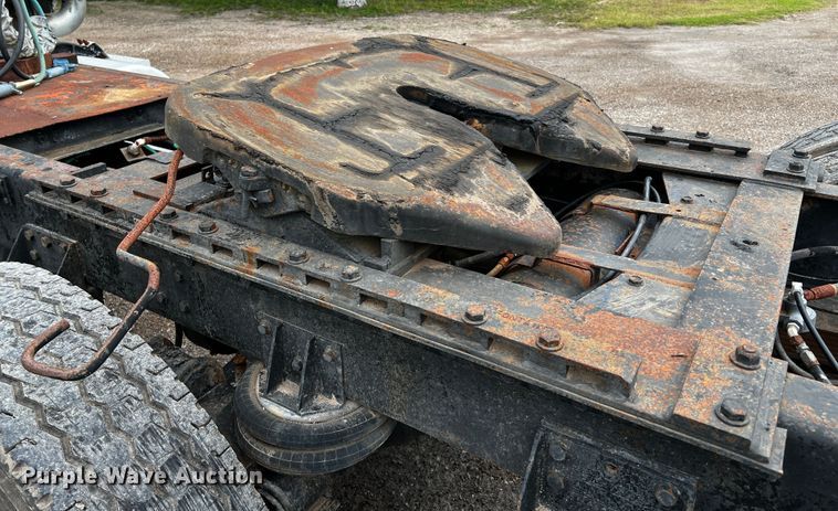 image for item DQ1945 1982 Freightliner FLC  semi truck