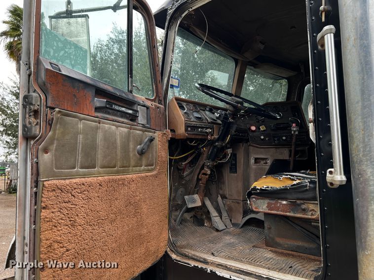 image for item DQ1945 1982 Freightliner FLC  semi truck