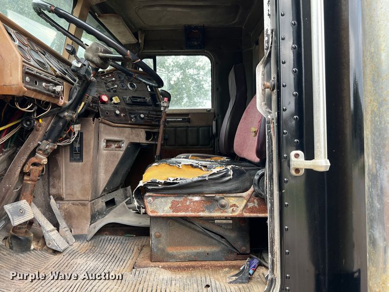 image for item DQ1945 1982 Freightliner FLC  semi truck