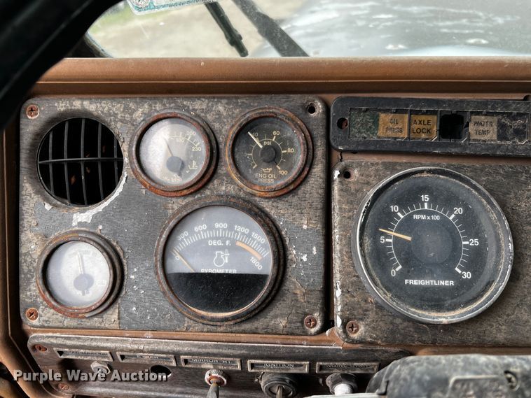 image for item DQ1945 1982 Freightliner FLC  semi truck