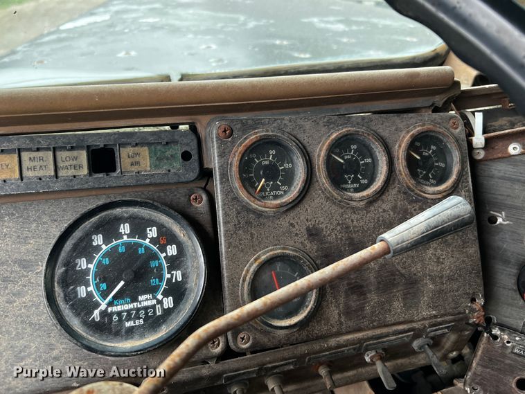 image for item DQ1945 1982 Freightliner FLC  semi truck