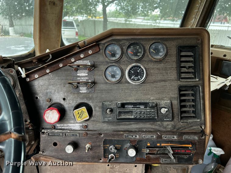 image for item DQ1945 1982 Freightliner FLC  semi truck