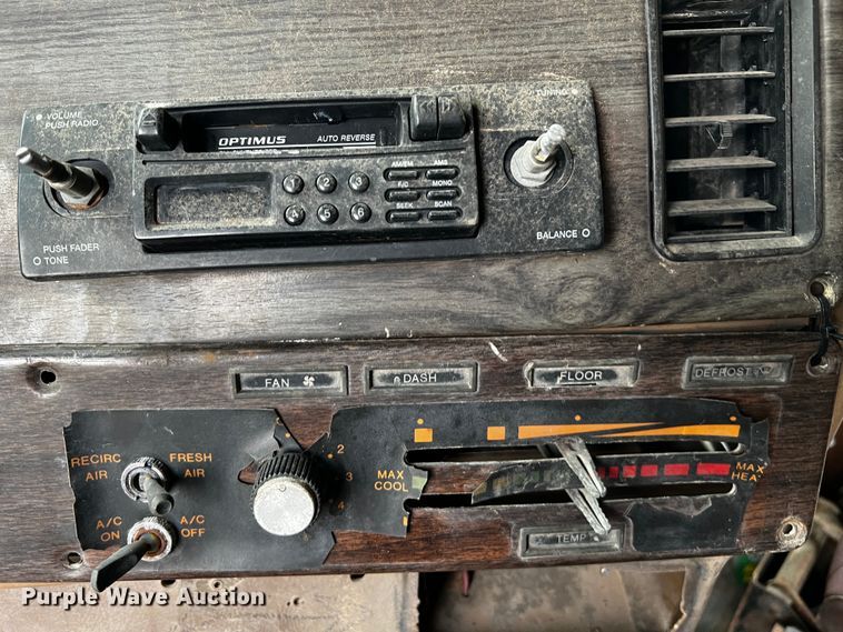 image for item DQ1945 1982 Freightliner FLC  semi truck