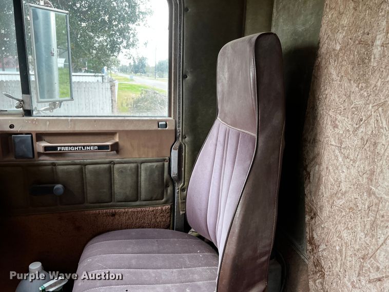 image for item DQ1945 1982 Freightliner FLC  semi truck