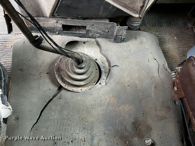 image for item DQ1945 1982 Freightliner FLC  semi truck