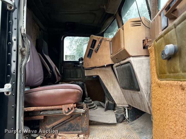 image for item DQ1945 1982 Freightliner FLC  semi truck