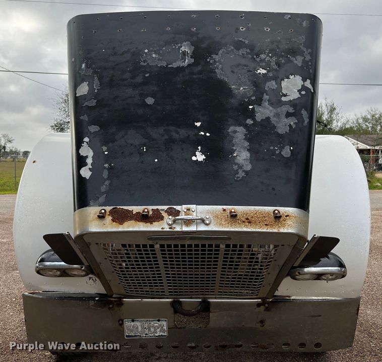 image for item DQ1945 1982 Freightliner FLC  semi truck