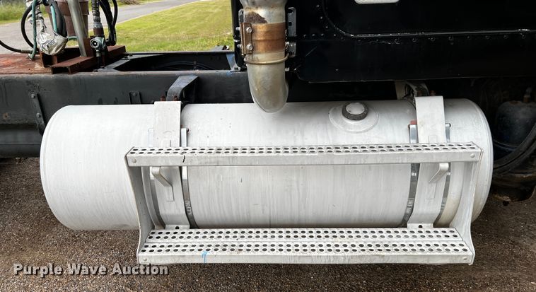 image for item DQ1945 1982 Freightliner FLC  semi truck