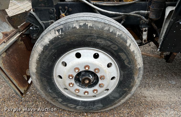 image for item DQ1945 1982 Freightliner FLC  semi truck