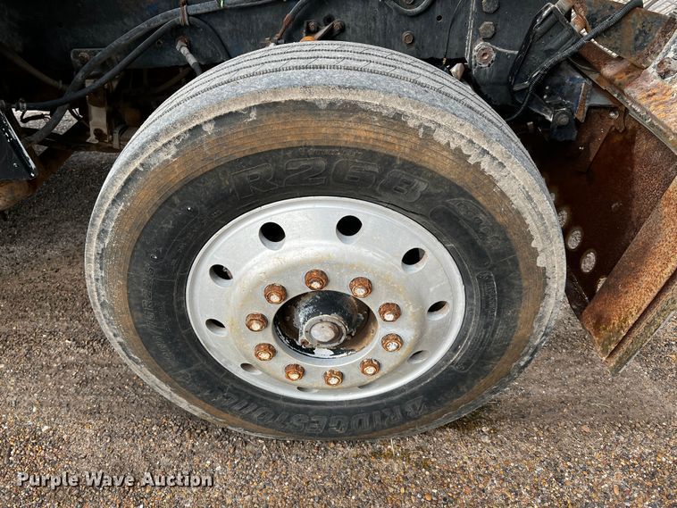 image for item DQ1945 1982 Freightliner FLC  semi truck