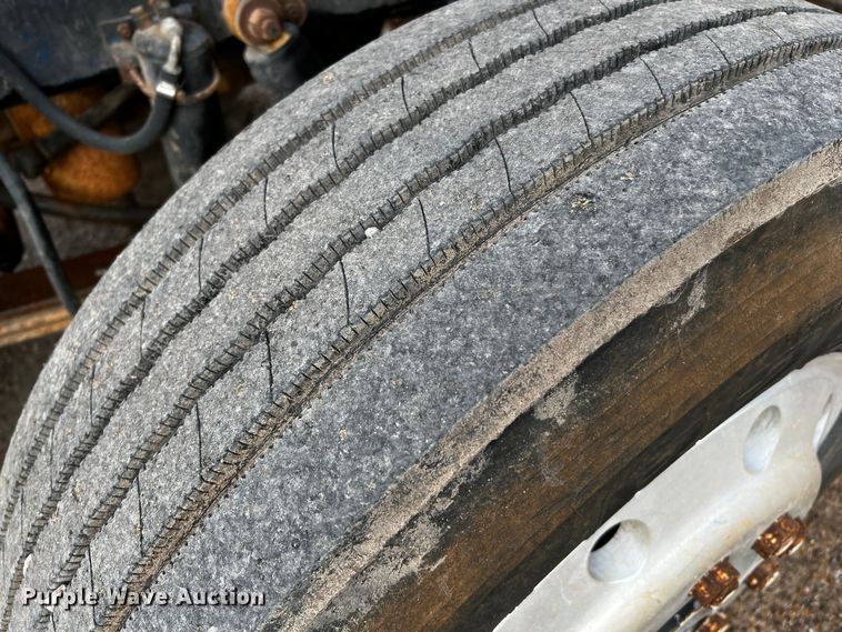 image for item DQ1945 1982 Freightliner FLC  semi truck