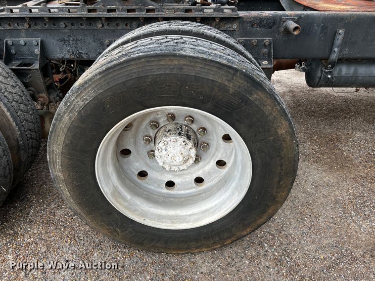 image for item DQ1945 1982 Freightliner FLC  semi truck