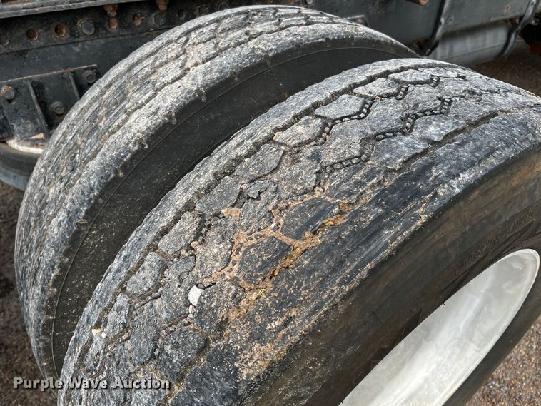 image for item DQ1945 1982 Freightliner FLC  semi truck